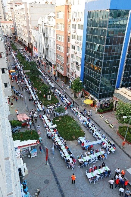 2-bin-vatandas-oruclarini-kemeraltinda-acti-2 2 Bin Vatandaş Oruçlarını Tarihi Kemeraltı Çarşısında Açtı