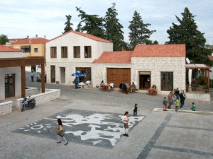 AlaC3A7atC4B1-MeydanC4B1-300x225-2 Alaçatı Meydanı