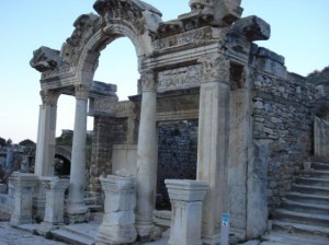 Efes-Trajan-C387eC59Fmesi-300x224-2 Efes Trajan Çeşmesi