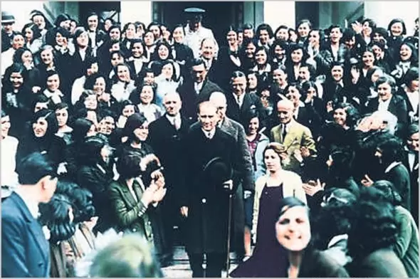 Atatürk Şubat 1931’de İzmir Kız Lisesi’ni ziyaret etti Atatürk Şubat 1931’de İzmir Kız Lisesi’ni ziyaret etti