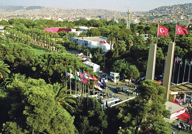 fuar-tiyatrolarin-da-yarisma-alaniydi-1503161491265-2 Fuar tiyatroların da yarışma alanıydı
